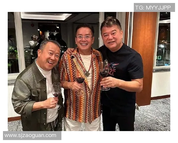 曾志伟与足球明星亲密合影展现友谊与激情的瞬间